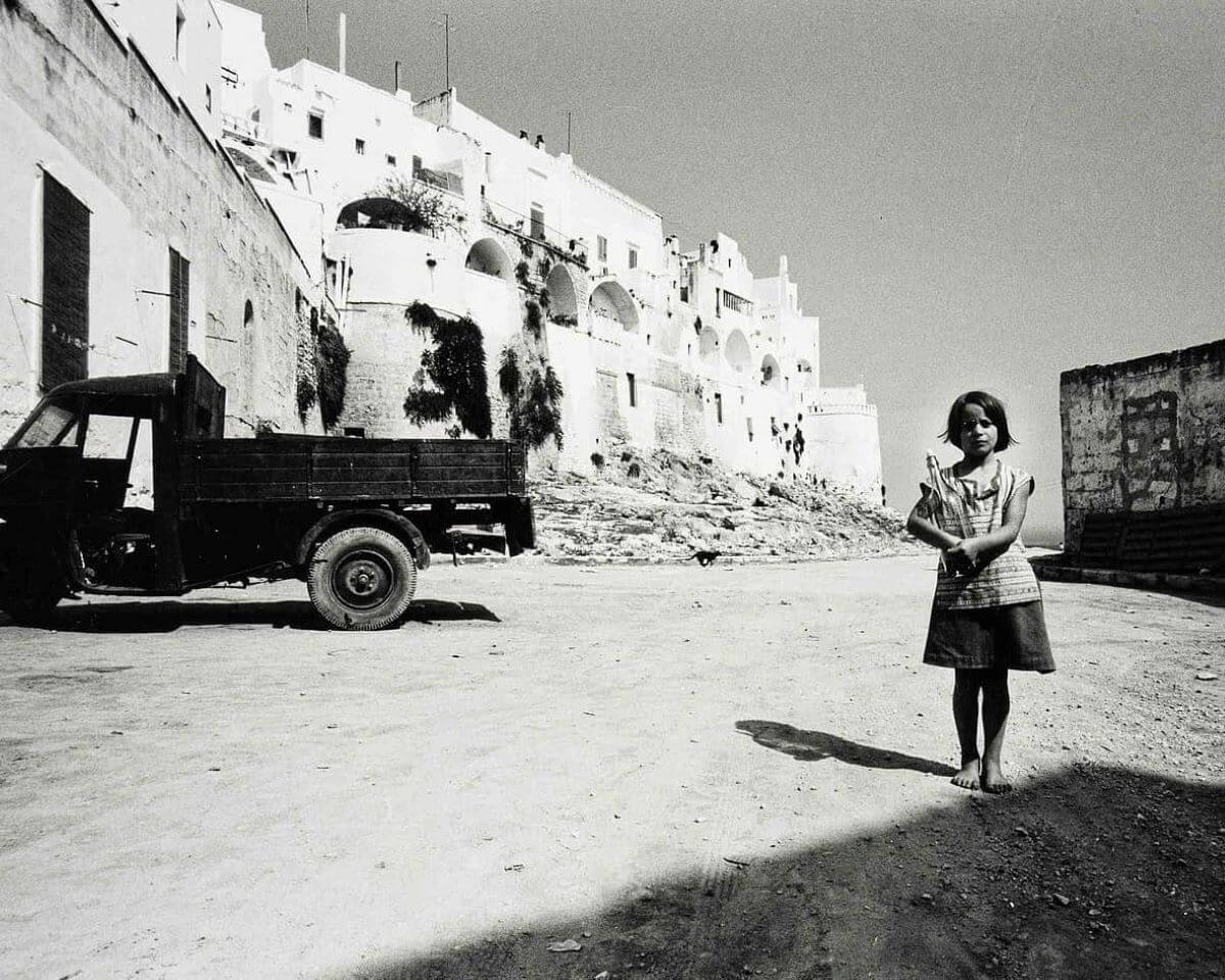 Le foto di Oliviero Toscani a Ostuni: «Il suo sguardo unico sulla Città bianca» Le foto di Oliviero Toscani a Ostuni: «Il suo sguardo unico sulla Città bianca»