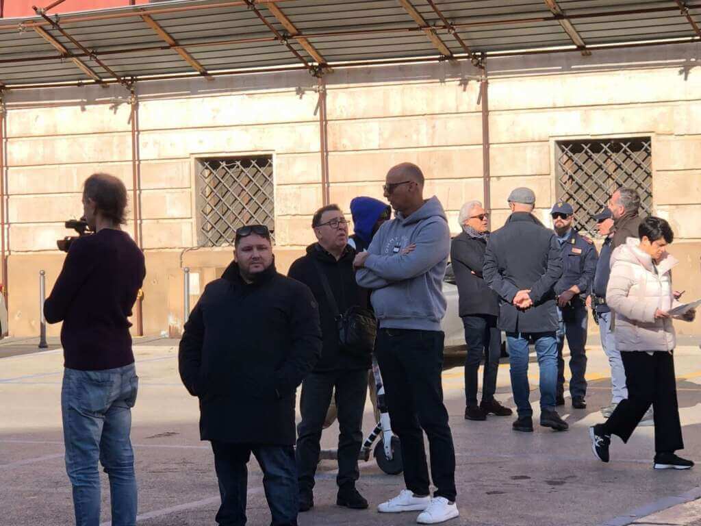 Galleria foto 'Bari, tassisti in piazza: «Vogliamo più sicurezza». Il collega aggredito: «Ho paura di tornare a lavorare»' - foto 1