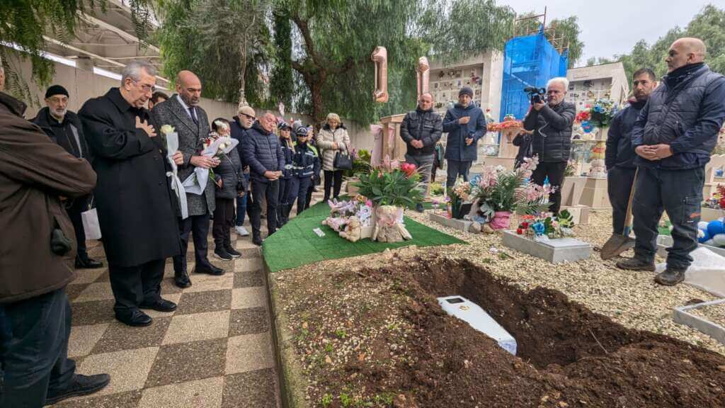 Galleria foto 'Bimbo trovato morto nella culla termica, a Bari i funerali: «Ti chiameremo Angelo» – VIDEO' - foto 8