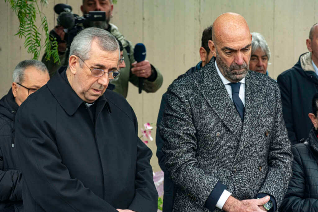 Galleria foto 'Bimbo trovato morto nella culla termica, a Bari i funerali: «Ti chiameremo Angelo» – VIDEO' - foto 1
