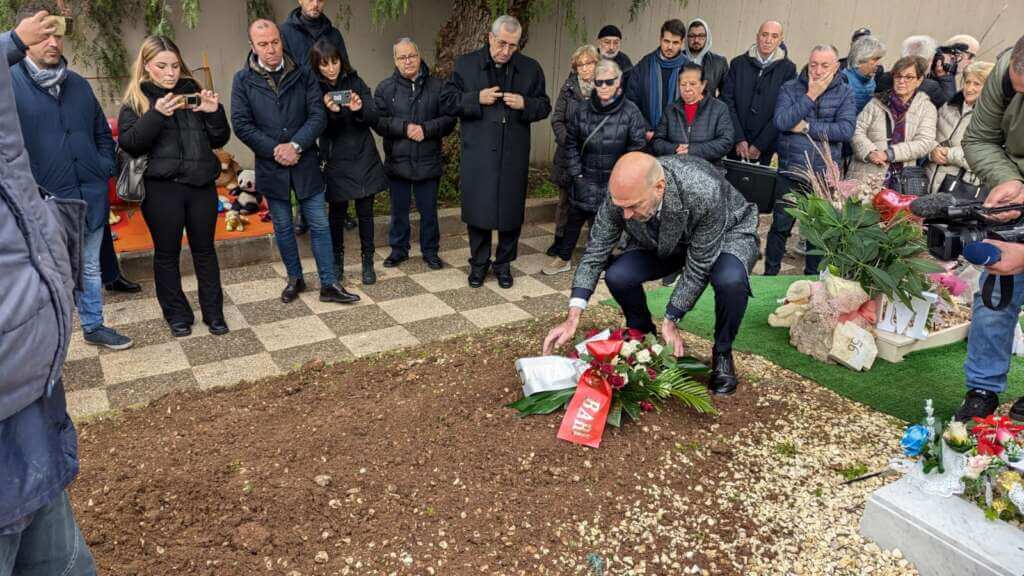 Galleria foto 'Bimbo trovato morto nella culla termica, a Bari i funerali: «Ti chiameremo Angelo» – VIDEO' - foto 6