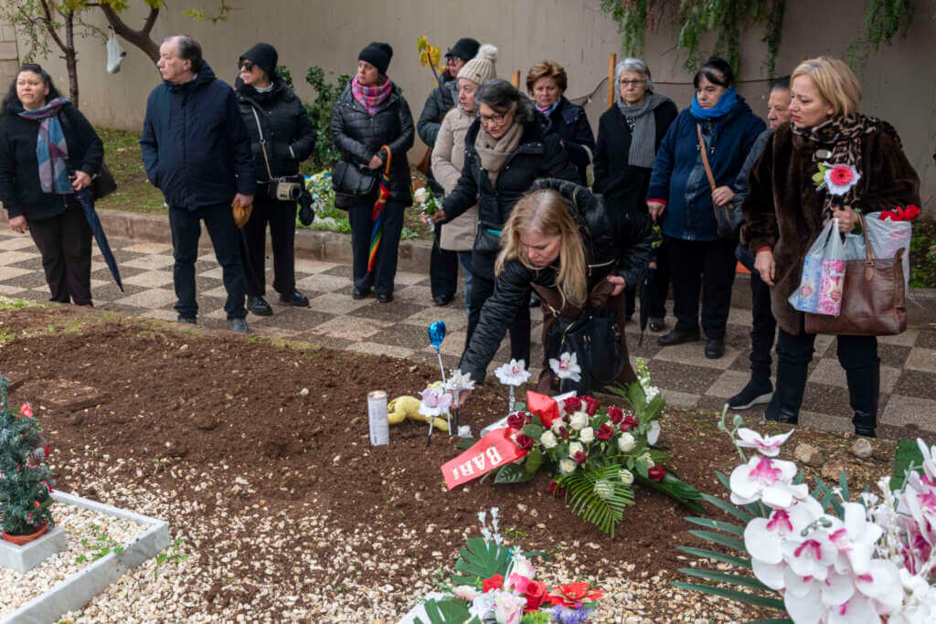 Galleria foto 'Bimbo trovato morto nella culla termica, a Bari i funerali: «Ti chiameremo Angelo» – VIDEO' - foto 4