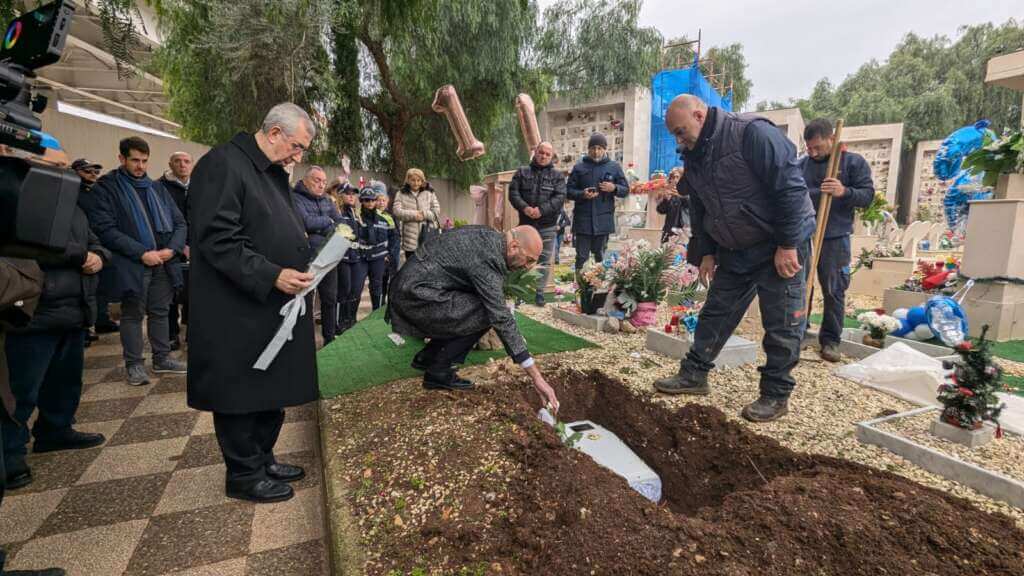 Galleria foto 'Bimbo trovato morto nella culla termica, a Bari i funerali: «Ti chiameremo Angelo» – VIDEO' - foto 7