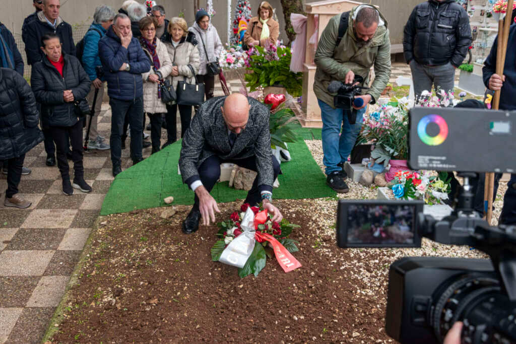 Galleria foto 'Bimbo trovato morto nella culla termica, a Bari i funerali: «Ti chiameremo Angelo» – VIDEO' - foto 2