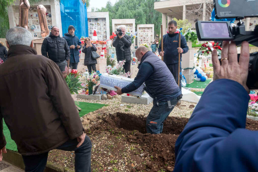 Galleria foto 'Bimbo trovato morto nella culla termica, a Bari i funerali: «Ti chiameremo Angelo» – VIDEO' - foto 5