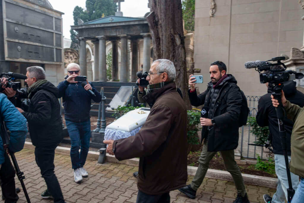 Galleria foto 'Bimbo trovato morto nella culla termica, a Bari i funerali: «Ti chiameremo Angelo» – VIDEO' - foto 3