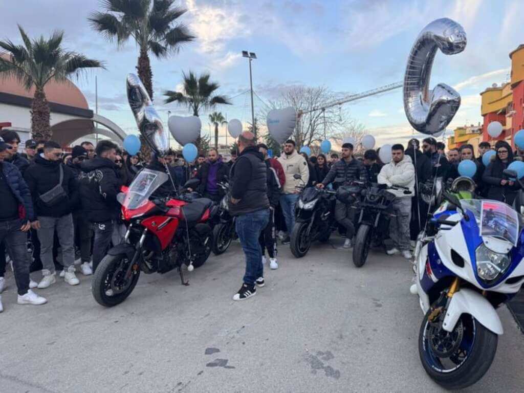 Galleria foto 'Canosa, l’ultimo saluto ai due ragazzi morti nell’incidente: moto e palloncini per Giovanni e Francesco' - foto 1