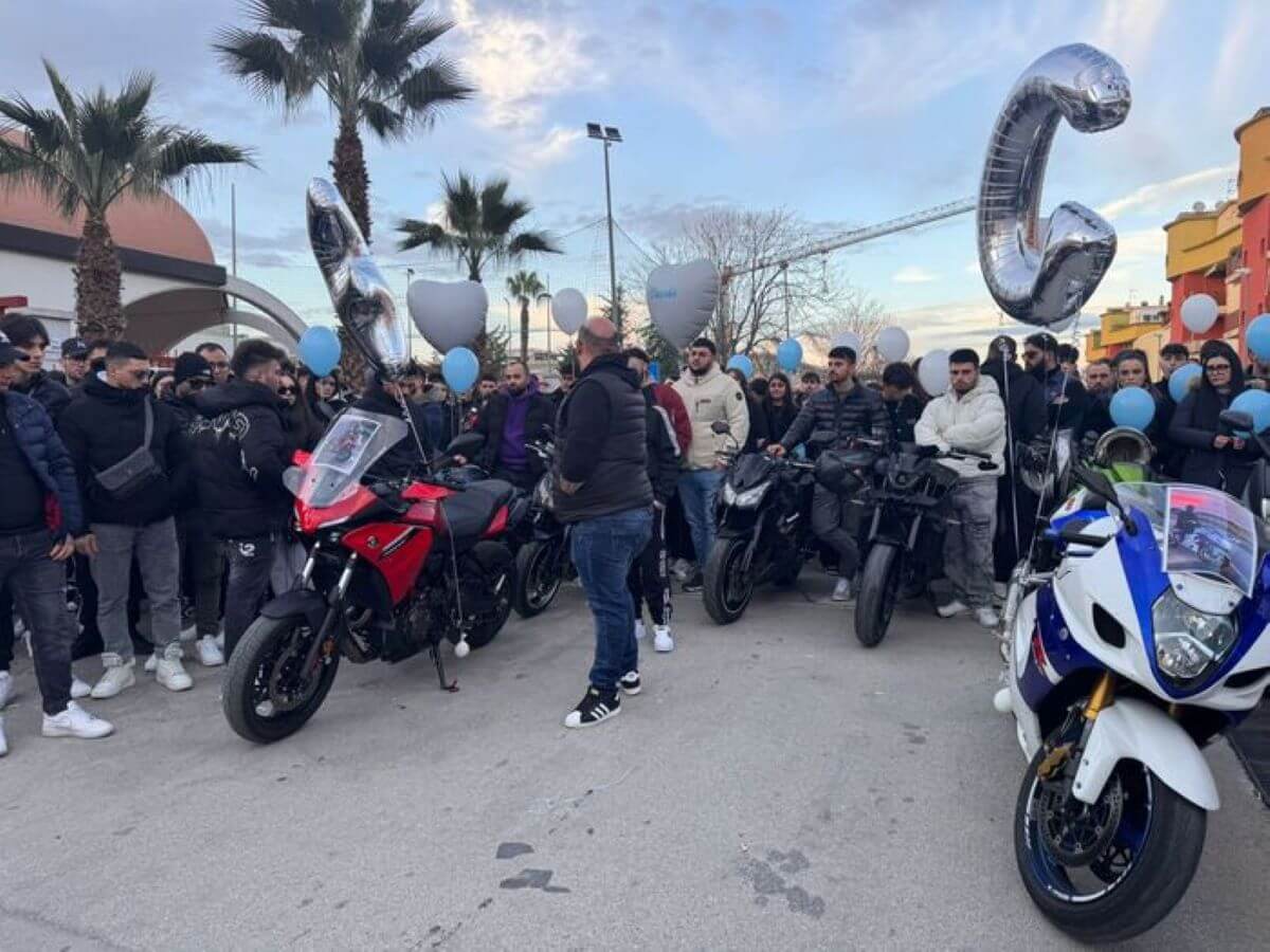 Canosa, l’ultimo saluto ai due ragazzi morti nell’incidente: moto e palloncini per Giovanni e Francesco Canosa, l’ultimo saluto ai due ragazzi morti nell’incidente: moto e palloncini per Giovanni e Francesco