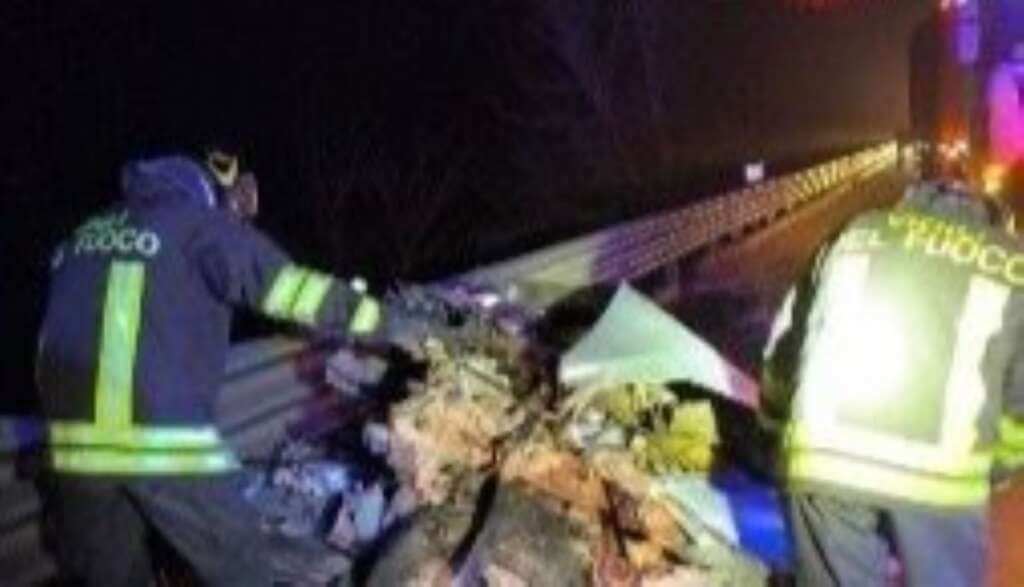 Galleria foto 'Incidente mortale nel nord Barese, scontro tra un’auto e un camion: perdono la vita 2 ragazzi' - foto 1