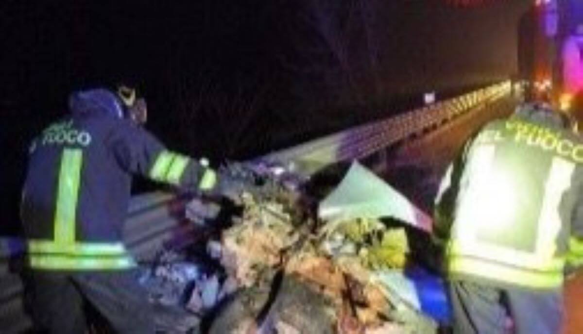 Incidente mortale nel nord Barese, scontro tra un’auto e un camion: perdono la vita 2 ragazzi Incidente mortale nel nord Barese, scontro tra un’auto e un camion: perdono la vita 2 ragazzi