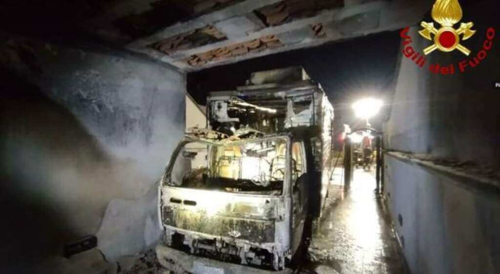 Galleria foto 'Salento, in fiamme un furgone carico di frutta nel cortile di una abitazione' - foto 1