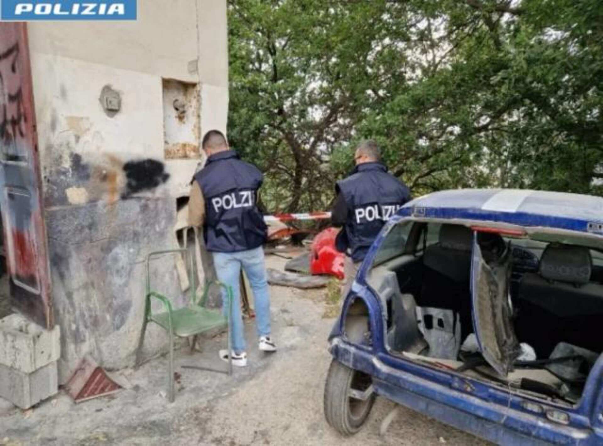 Smontavano auto di lusso rubate in un capannone a Canosa di Puglia: sei arresti Smontavano auto di lusso rubate in un capannone a Canosa di Puglia: sei arresti