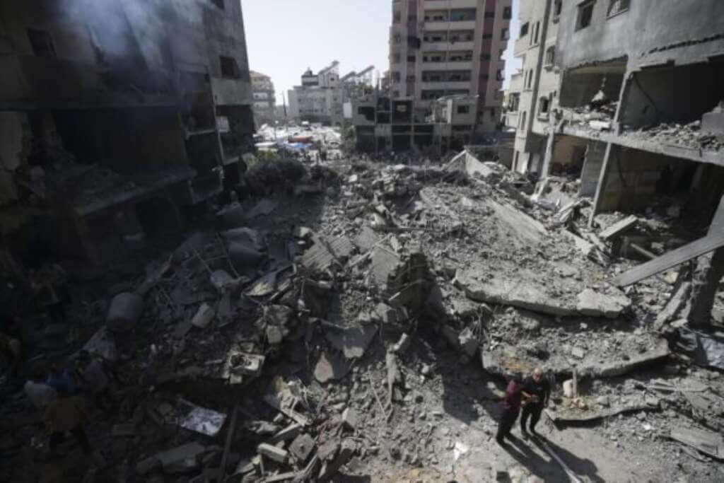 Galleria foto 'Striscia di Gaza, attacco aereo israeliano su al-Mawasi: 11 morti tra cui anche tre bambini' - foto 1