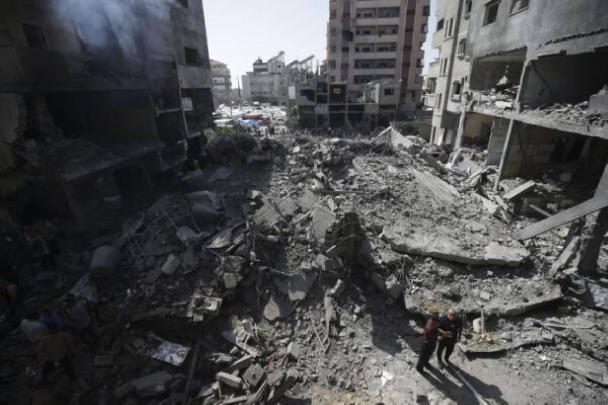 Striscia di Gaza, attacco aereo israeliano su al-Mawasi: 11 morti tra cui anche tre bambini Striscia di Gaza, attacco aereo israeliano su al-Mawasi: 11 morti tra cui anche tre bambini