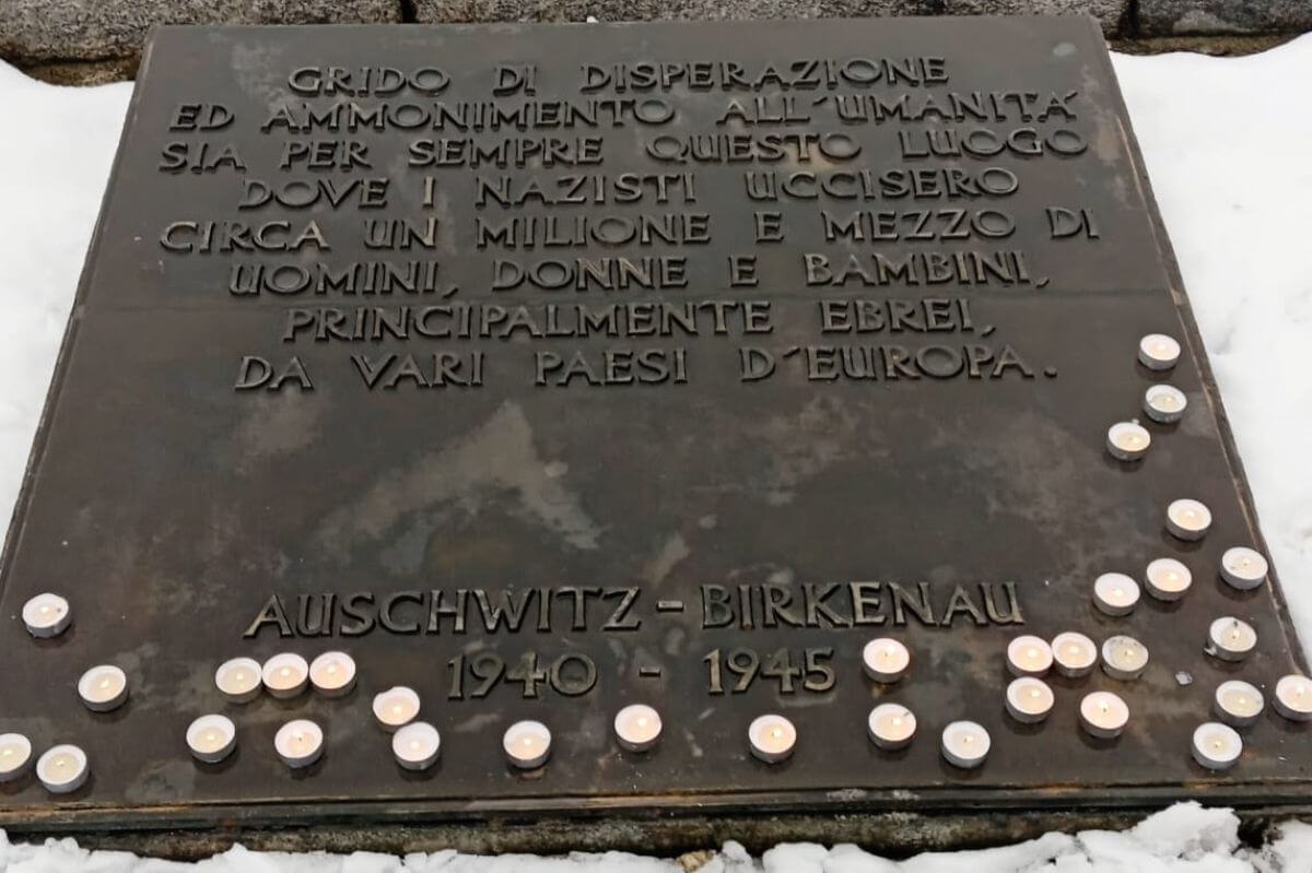 Giornata della Memoria, freddo e silenzio: «Il viaggio ad Auschwitz è stato sconvolgente»