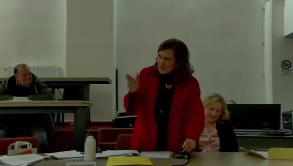 Ceglie Messapica, insulti sessisti alla collega: «C’ si brutta». Bufera in Consiglio comunale – VIDEO