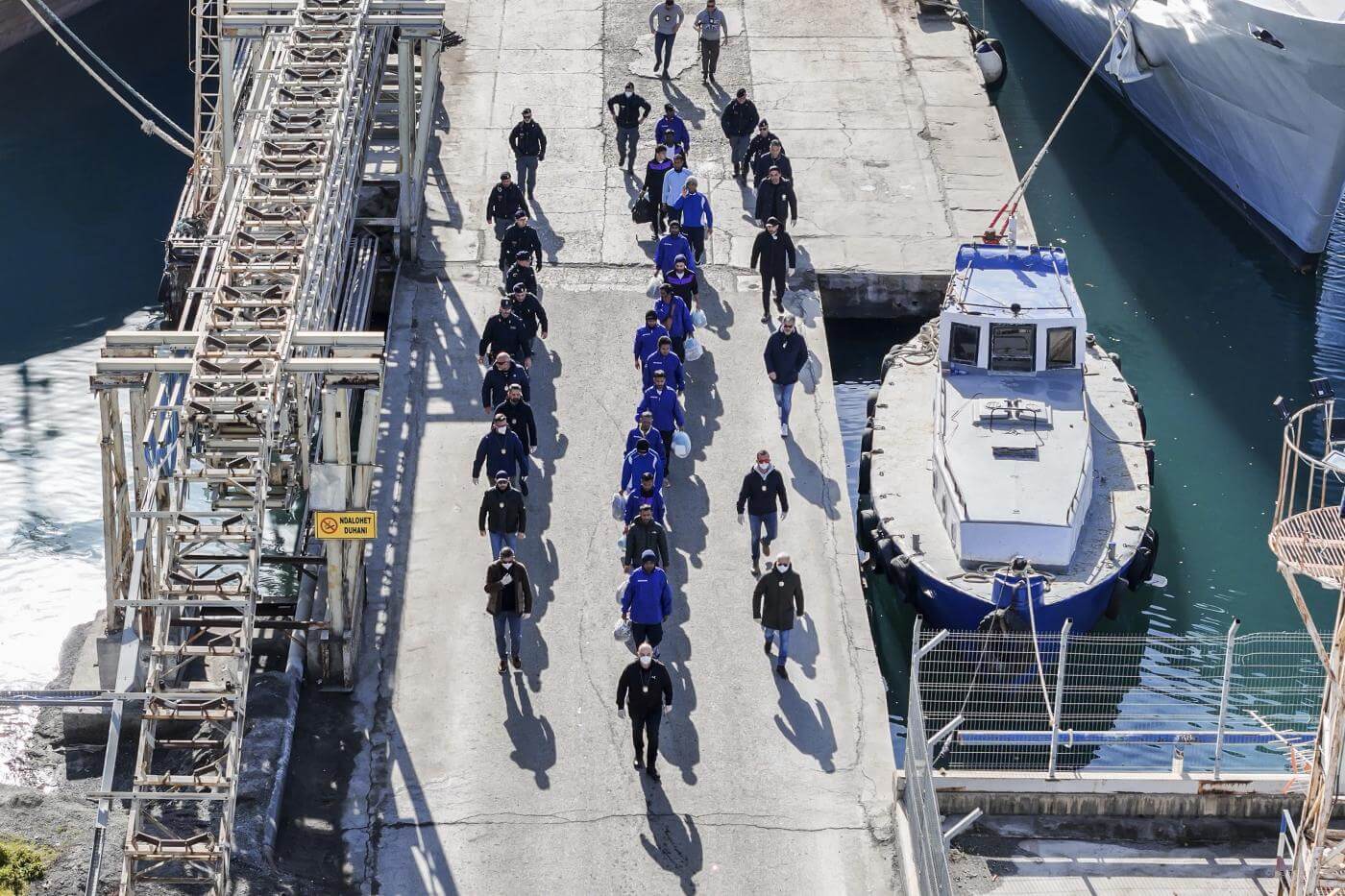 Migranti: dopo i 5 trasferiti a Brindisi, individuato un altro vulnerabile tra i 44 rimasti in Albania Migranti: dopo i 5 trasferiti a Brindisi, individuato un altro vulnerabile tra i 44 rimasti in Albania