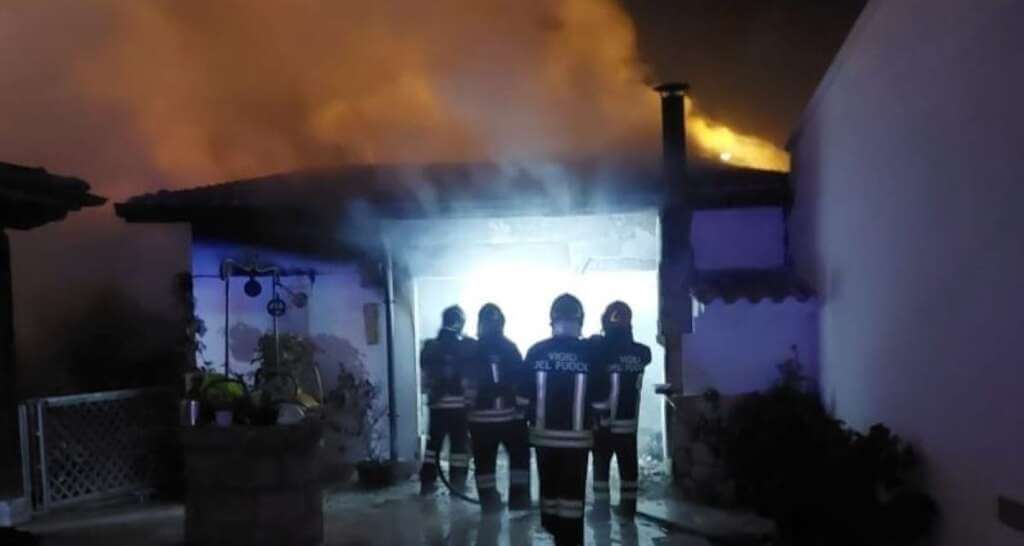 Galleria foto 'Incendi nel Brindisino, a fuoco un garage a Cellino San Marco e un’auto a Francavilla' - foto 1