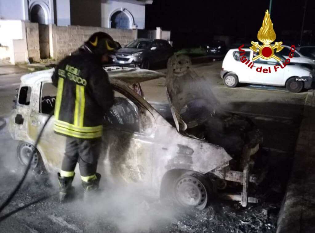 Galleria foto 'Fiamme nella notte a Campi Salentina: un’auto distrutta in un incendio' - foto 1