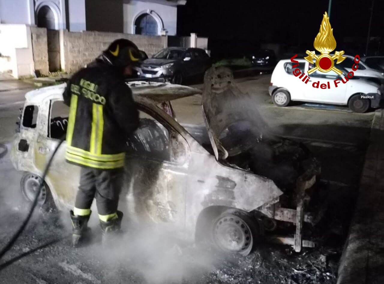 Fiamme nella notte a Campi Salentina: un’auto distrutta in un incendio
