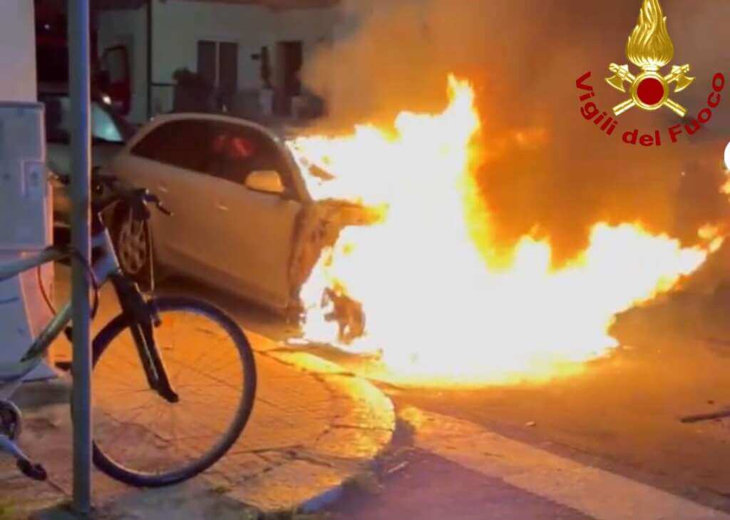 Soleto, incendio in un’azienda agricola: in fiamme circa 500 balle di fieno Soleto, incendio in un’azienda agricola: in fiamme circa 500 balle di fieno