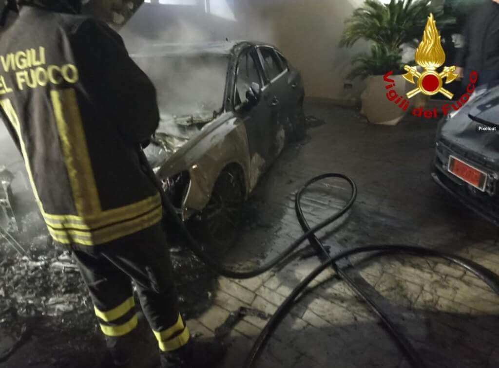 Galleria foto 'Un’altra auto in fiamme nel Salento: un incendio distrugge un’Audi a Lecce' - foto 1