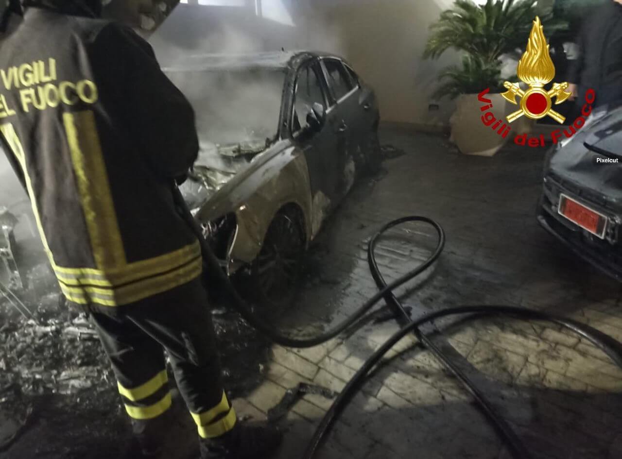 Un’altra auto in fiamme nel Salento: un incendio distrugge un’Audi a Lecce