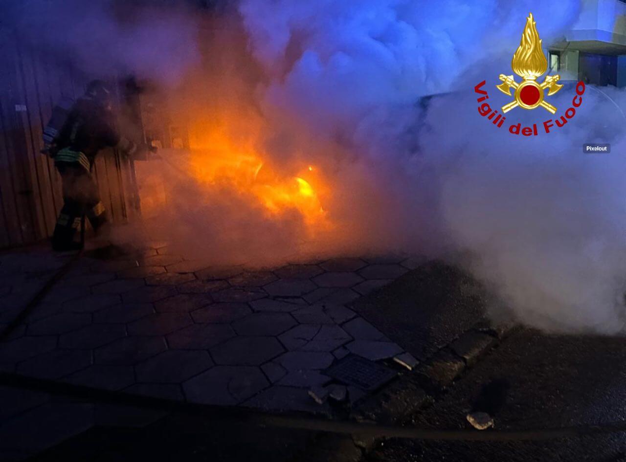 Un altro incendio a Trepuzzi: a fuoco un’auto, le fiamme danneggiano anche contatori del gas