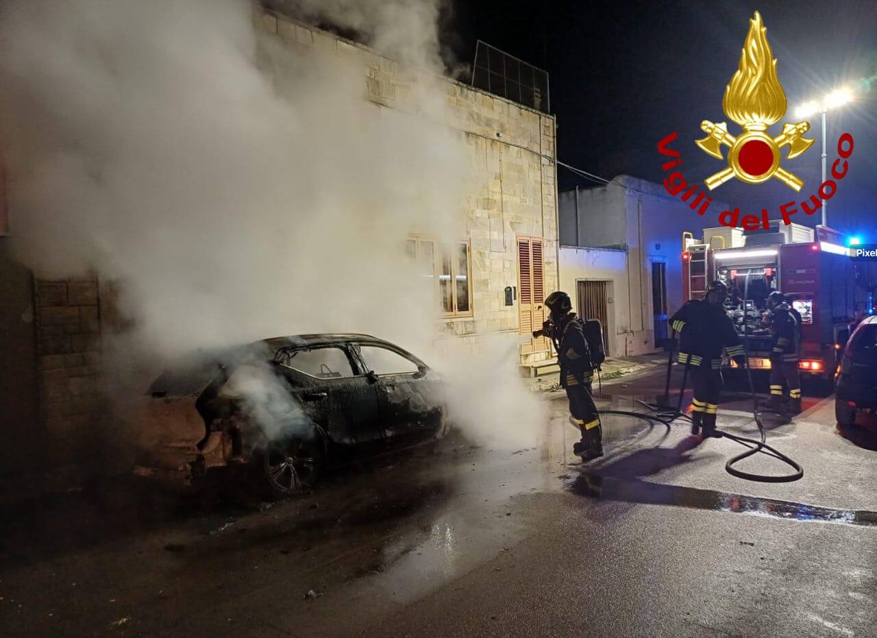 Trepuzzi, in fiamme l’auto di un imprenditore: indagano i carabinieri Trepuzzi, in fiamme l’auto di un imprenditore: indagano i carabinieri