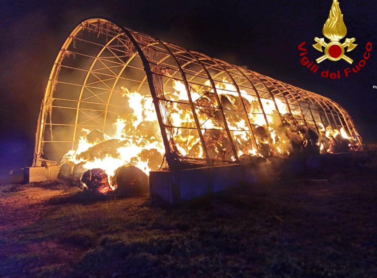 Soleto, incendio in un’azienda agricola: in fiamme circa 500 balle di fieno Soleto, incendio in un’azienda agricola: in fiamme circa 500 balle di fieno