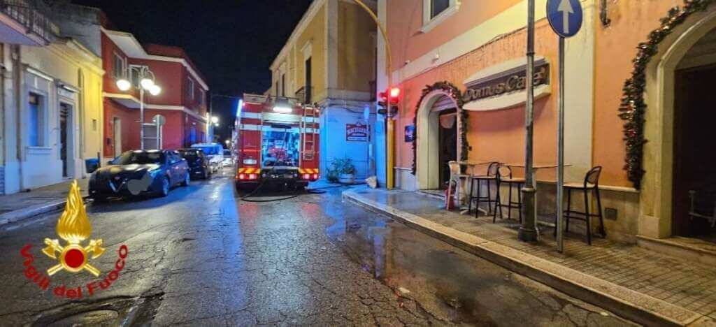 Galleria foto 'Incendio in un bar a Tuturano: intervengono i vigili del fuoco. Indagini in corso' - foto 2