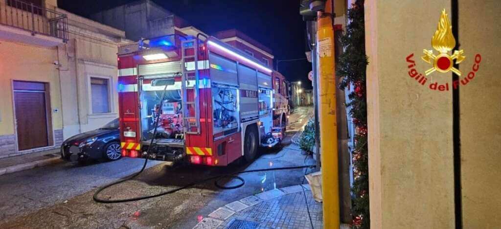 Galleria foto 'Incendio in un bar a Tuturano: intervengono i vigili del fuoco. Indagini in corso' - foto 1