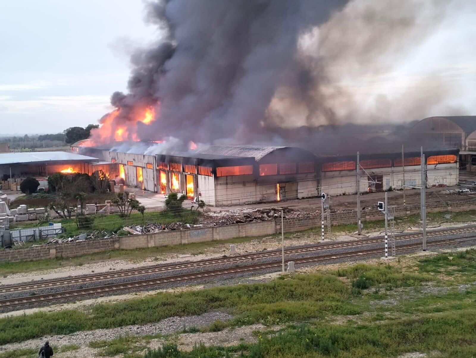 Incendio a Trepuzzi, l’Arpa: «Valori dell’aria nella norma, ma la zona va bonificata» Incendio a Trepuzzi, l’Arpa: «Valori dell’aria nella norma, ma la zona va bonificata»