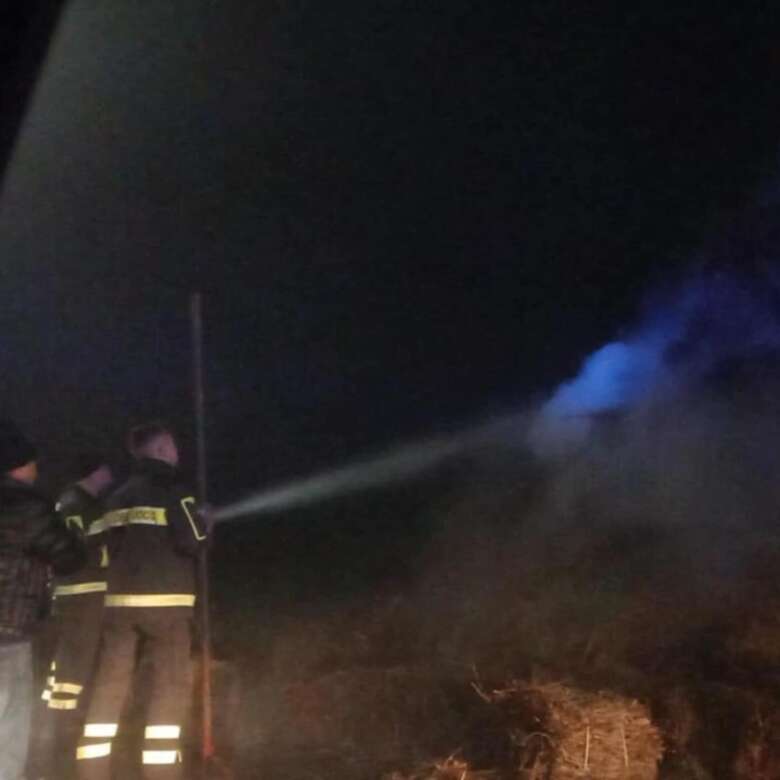 Galleria foto 'Monteroni, vandali danneggiano la Fòcara per Sant’Antonio: «Sfregio alla comunità»' - foto 1