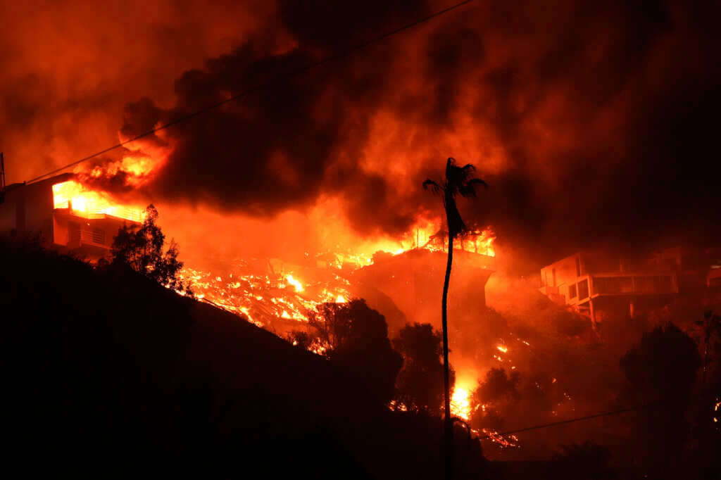Galleria foto 'Incendi a Los Angeles, oltre 130mila persone evacuate: «Nessun italiano ferito»' - foto 1