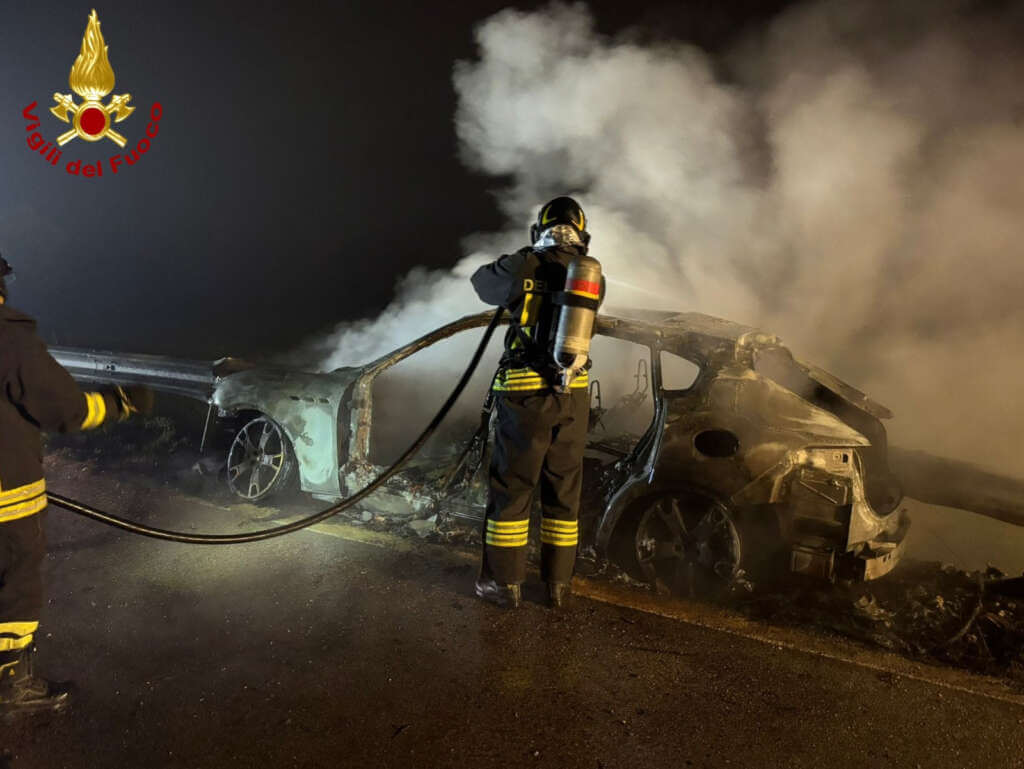 Galleria foto 'Turi, Maserati rubata e incendiata lungo la provinciale 32: indagini in corso' - foto 3