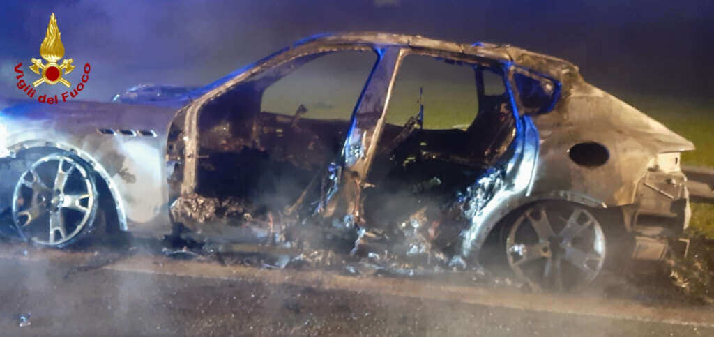 Galleria foto 'Turi, Maserati rubata e incendiata lungo la provinciale 32: indagini in corso' - foto 2