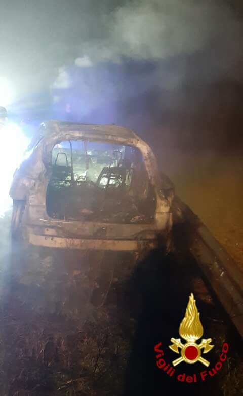 Galleria foto 'Turi, Maserati rubata e incendiata lungo la provinciale 32: indagini in corso' - foto 1