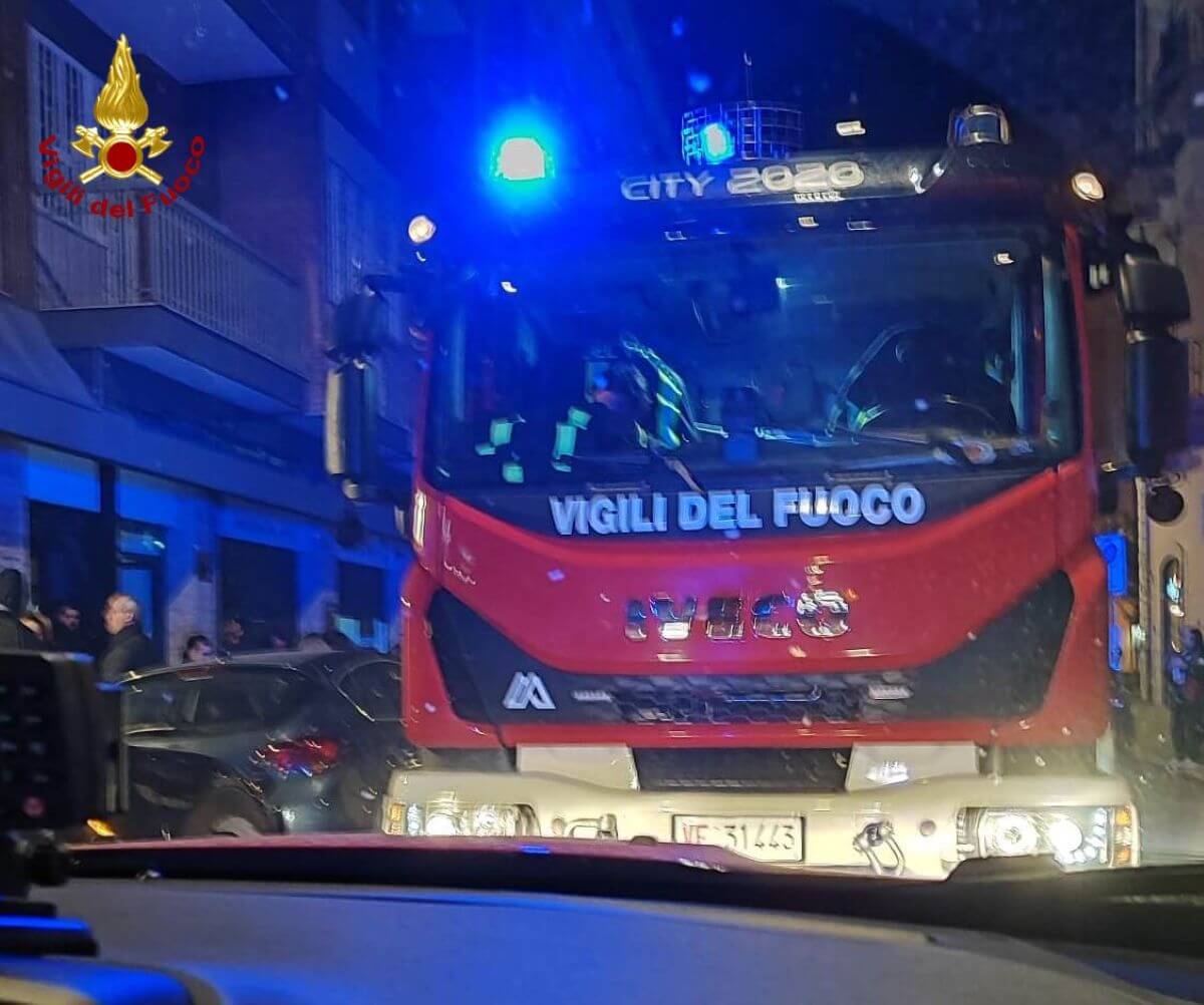 Lecce, fiamme avvolgono ristorante: danni anche ad abitazioni vicine