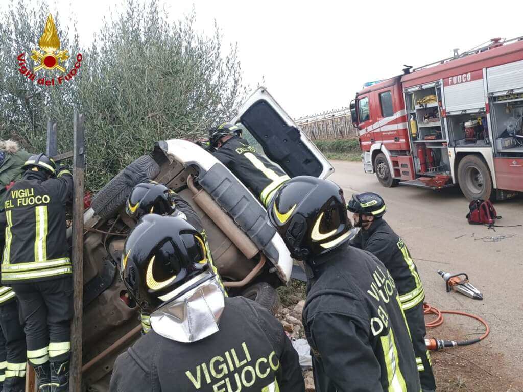 Auto contro un albero sulla Noicattaro-Mola: tre feriti in ospedale in codice rosso – FOTO Auto contro un albero sulla Noicattaro-Mola: tre feriti in ospedale in codice rosso – FOTO