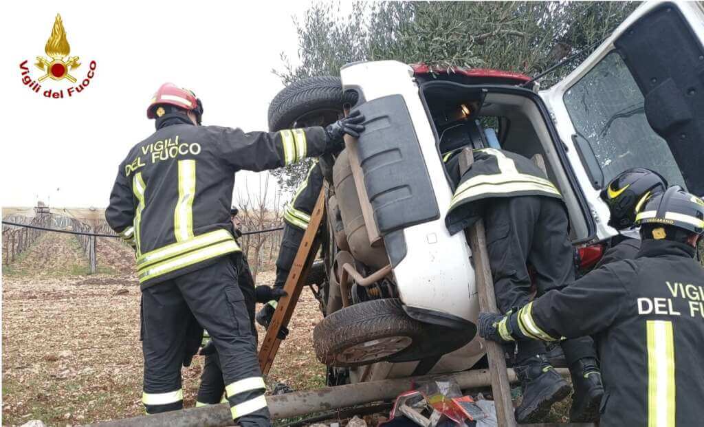 Auto contro un albero sulla Noicattaro-Mola: tre feriti in ospedale in codice rosso – FOTO Auto contro un albero sulla Noicattaro-Mola: tre feriti in ospedale in codice rosso – FOTO