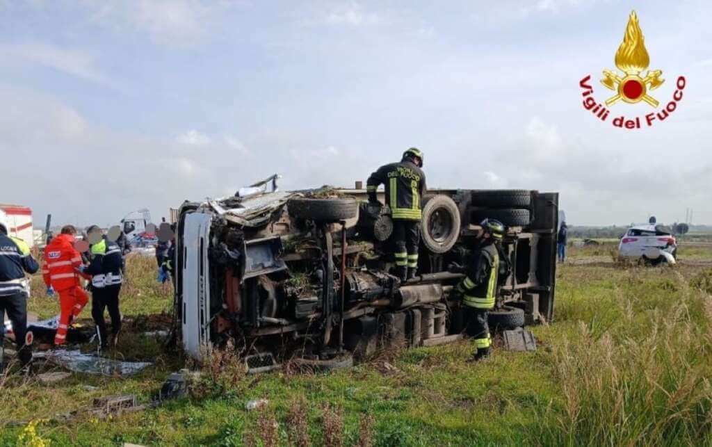 Galleria foto 'Incidente a Brindisi, camion si ribalta dopo lo scontro con un’auto: un morto' - foto 1