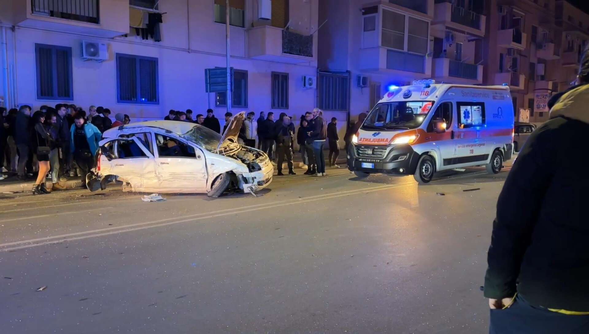 Un altro incidente a Foggia, violento scontro tra due auto: muore un 20enne