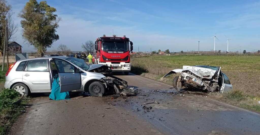 Galleria foto 'Incidente alle porte di Foggia, due auto si scontrano: muore una 35enne, 4 feriti' - foto 1