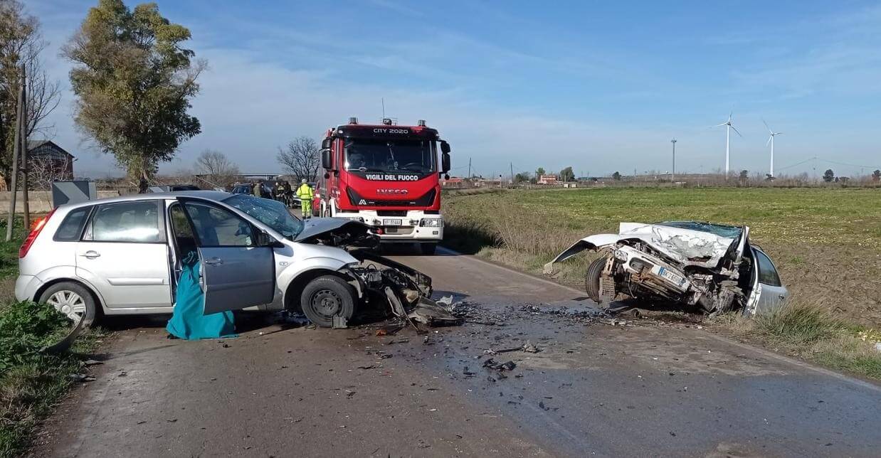 Incidente alle porte di Foggia, due auto si scontrano: muore una 35enne, 4 feriti