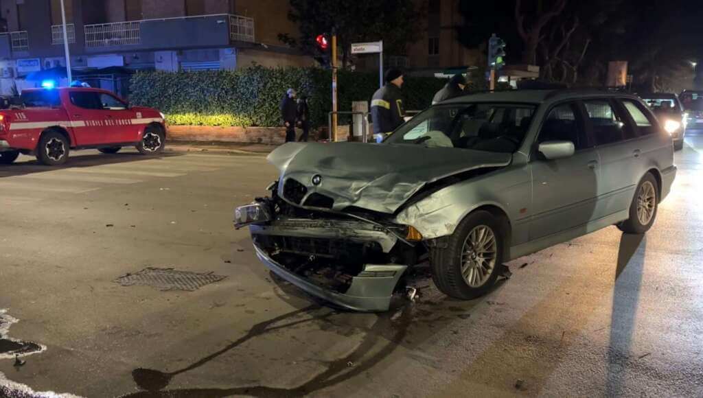 Galleria foto 'Un altro incidente a Foggia, violento scontro tra due auto: muore un 20enne' - foto 2