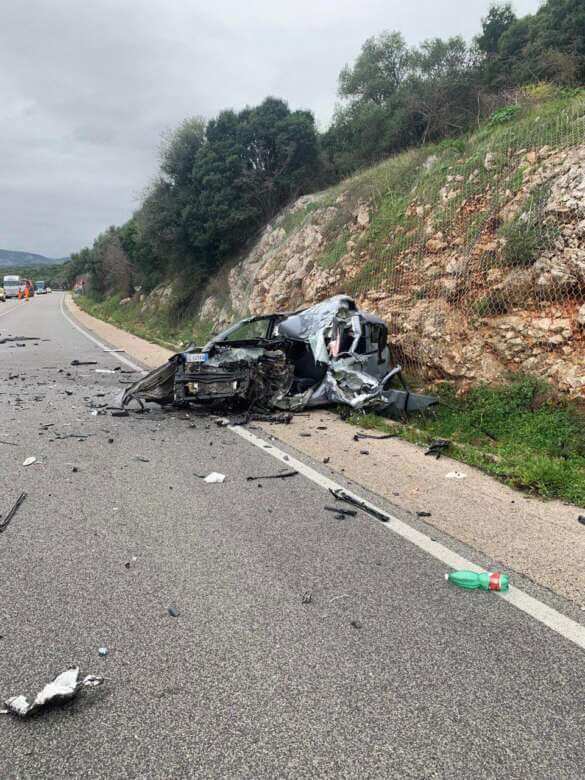 Incidente nel Foggiano, frontale tra auto e camion: morto un 23enne, un ferito – FOTO Incidente nel Foggiano, frontale tra auto e camion: morto un 23enne, un ferito – FOTO