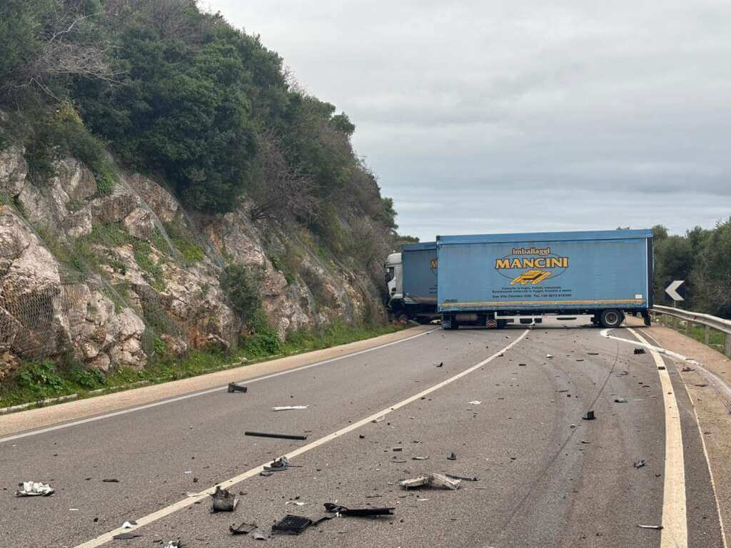 Incidente nel Foggiano, frontale tra auto e camion: morto un 23enne, un ferito – FOTO Incidente nel Foggiano, frontale tra auto e camion: morto un 23enne, un ferito – FOTO