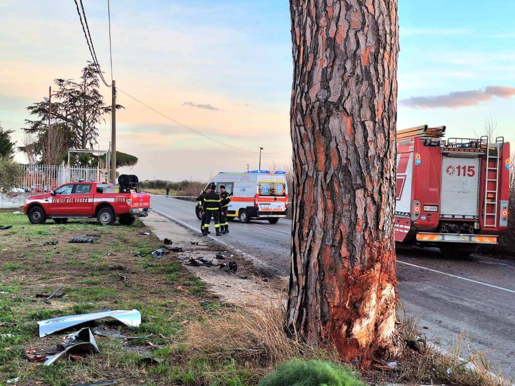 Galleria foto 'Incidente a San Severo, auto contro un albero: muore un uomo di 56 anni' - foto 1