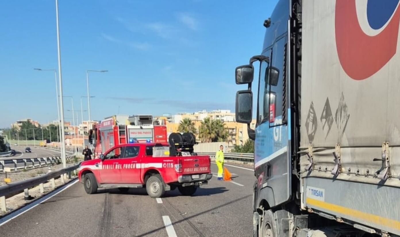 Bari, incidente tra due tir e due auto sulla statale 16: ferita una donna Bari, incidente tra due tir e due auto sulla statale 16: ferita una donna